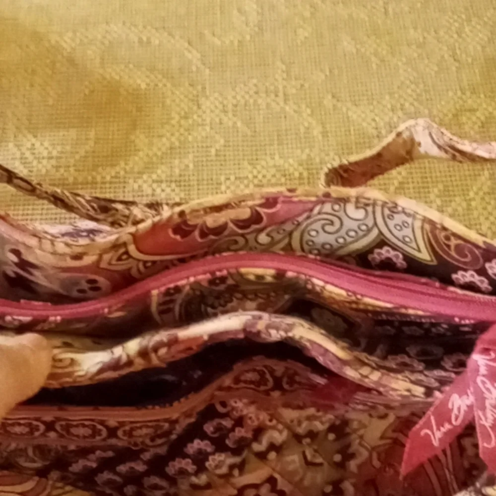 Vera Bradley bucket shoulder bag. - Picture 5 of 5